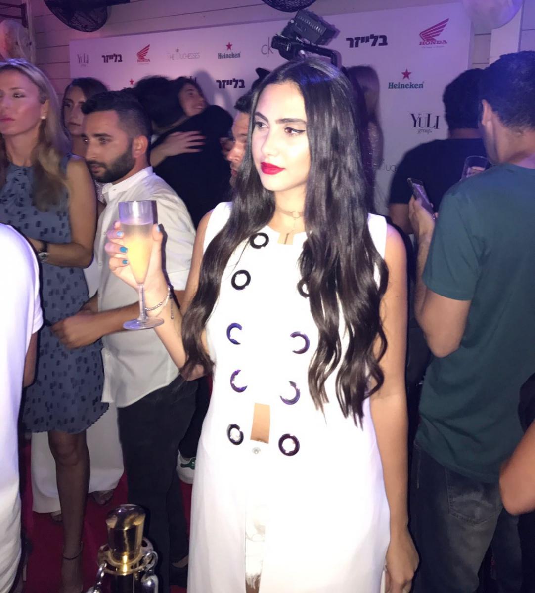 נגן זוהר בהשקה של בלייזר